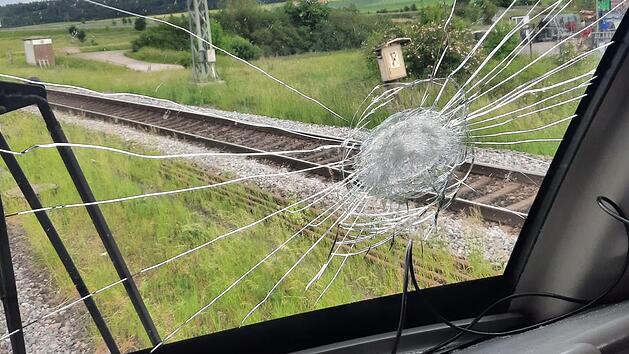 Ermittlungen nach Steinwurf auf Zug im Kreis Ansbach
