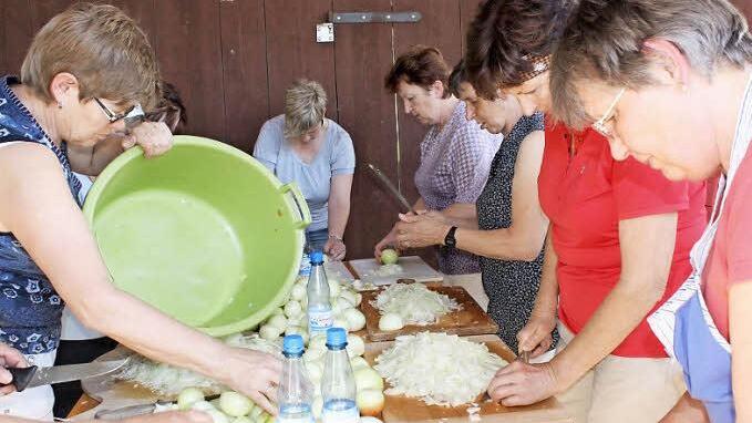 3,5 Zentner Zwiebeln schneiden die Frauen vor jedem Maifest, damit genug Zwiebelplootz vorhanden ist. Foto: Archiv/Arnold Nöth