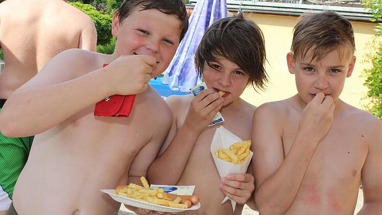 Freibad ohne Pommes - geht nicht: finden auch (von links) Konrad Probst, Raphael Zwingmann und Benedikt Hirschke.