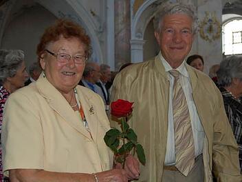 Theresa und Hans Kern aus Baiersdorf freuten sich über eine Rose, die ihnen in der Basilika Vierzehnheiligen überreicht wurde. Seit 60 Jahren sind sie miteinander verheiratet - und Krach hat es in ihrer 60-jährigen Ehe nie gegeben. Foto: Andreas Welz