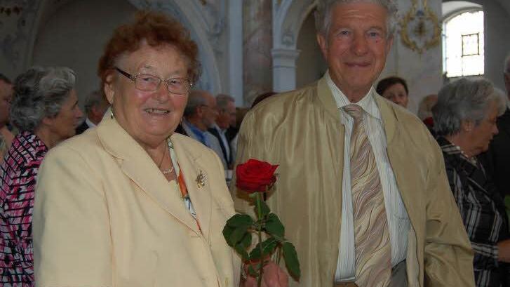 Theresa und Hans Kern aus Baiersdorf freuten sich über eine Rose, die ihnen in der Basilika Vierzehnheiligen überreicht wurde. Seit 60 Jahren sind sie miteinander verheiratet - und Krach hat es in ihrer 60-jährigen Ehe nie gegeben. Foto: Andreas Welz