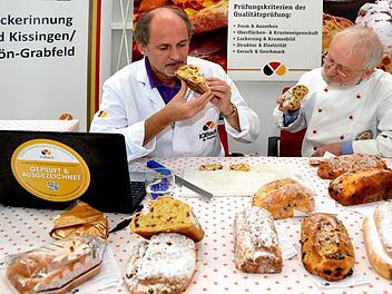 Von der IQBack kommt Qualitätsprüfer Manfred Stiefel (li.) im Frühjahr zur Brot- und Brötchenprüfung, im Herbst zur Stollenprüfung nach Bad Kissingen. Hilfe bekommt er dabei durch Bäcker-Innungsobermeister Anton Hesselbach (Sulzthal). Foto: Peter Rauch