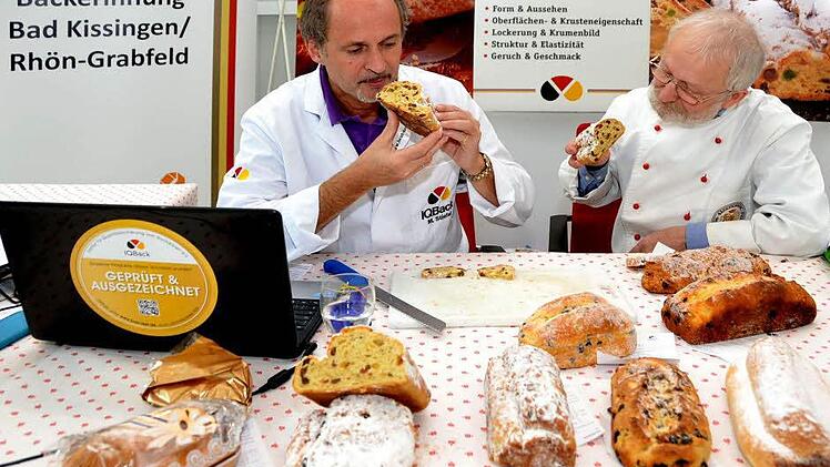 Von der IQBack kommt Qualitätsprüfer Manfred Stiefel (li.) im Frühjahr zur Brot- und Brötchenprüfung, im Herbst zur Stollenprüfung nach Bad Kissingen. Hilfe bekommt er dabei durch Bäcker-Innungsobermeister Anton Hesselbach (Sulzthal). Foto: Peter Rauch