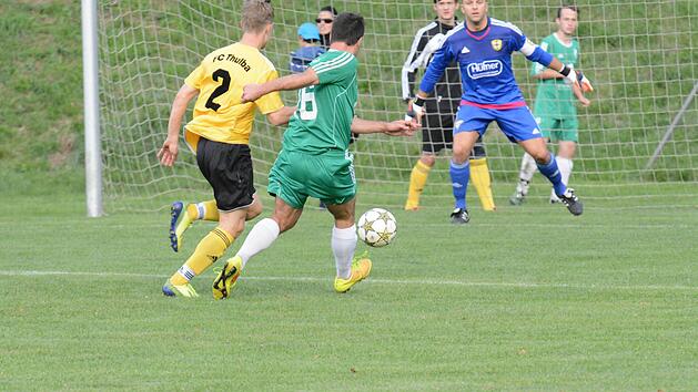 Aufstiegs- gegen Abstiegskandidat: Von gro&szlig;er Brisanz ist am Sonntag das Kreisderby zwischen dem SV Garitz und dem FC Thulba. Auf unserem Bild pr&uuml;ft SVler Sandro Cazzella (Bildmitte) FC-Keeper Daniel Neder. Links: Max H&uuml;fner,  Foto: ssp