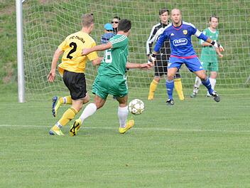 Aufstiegs- gegen Abstiegskandidat: Von großer Brisanz ist am Sonntag das Kreisderby zwischen dem SV Garitz und dem FC Thulba. Auf unserem Bild prüft SVler Sandro Cazzella (Bildmitte) FC-Keeper Daniel Neder. Links: Max Hüfner,  Foto: ssp