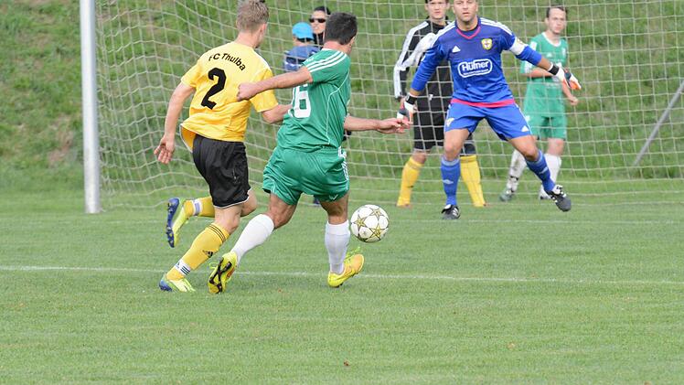 Aufstiegs- gegen Abstiegskandidat: Von großer Brisanz ist am Sonntag das Kreisderby zwischen dem SV Garitz und dem FC Thulba. Auf unserem Bild prüft SVler Sandro Cazzella (Bildmitte) FC-Keeper Daniel Neder. Links: Max Hüfner,  Foto: ssp