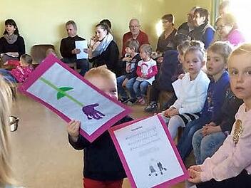 In großer Runde genossen Kinder und Großeltern im Kindergarten St. Martin einen Vormittag mit Singen, Spielen und Erzählen.  Foto: Stefan Geiger
