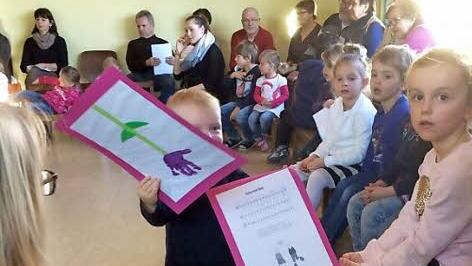 In großer Runde genossen Kinder und Großeltern im Kindergarten St. Martin einen Vormittag mit Singen, Spielen und Erzählen.  Foto: Stefan Geiger