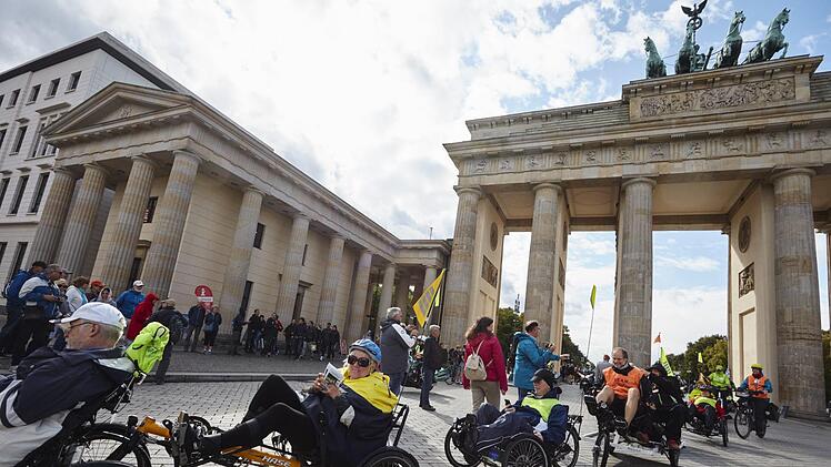 Die MS-Selbsthilfegruppe "Radfahrlust" war in diesem Jahr in Berlin unterwegs. Foto: Hertie-Stiftung/Mike Auerbach
