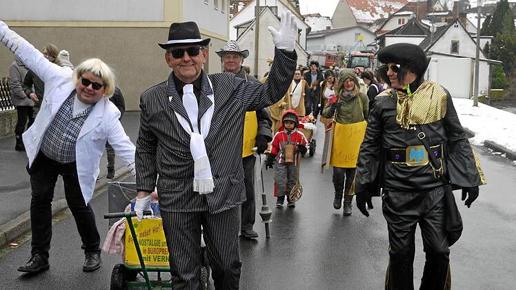 Tief in die S&uuml;&szlig;igkeitenkiste greift B&uuml;rgermeister Hermann Niediek und versorgt zusammen mit seinen beiden Stellvertretern G&uuml;nther Stottele und Reinhold Klein (v.l.) die Passanten am Wegesrand.