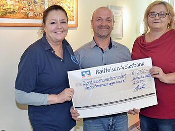 Spendenübergabe durch Ulrich Krischke an Dr. Martina Stauch (l.) und Michaela Löffler (beide "Gemeinsam gegen Krebs") Foto: K.- H. Hofmann