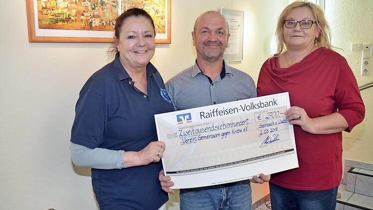 Spendenübergabe durch Ulrich Krischke an Dr. Martina Stauch (l.) und Michaela Löffler (beide "Gemeinsam gegen Krebs") Foto: K.- H. Hofmann