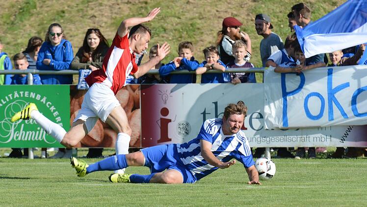 Szene aus dem Totopokalspiel des SV Aura (in blau) gegen den FC 06 Bad Kissingen (0:3).ssp