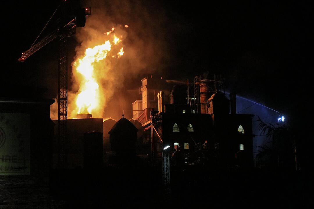 Malzfabrik Weyermann in Bamberg in Flammen: Einsatzkräfte kämpfen stundenlang gegen das Feuer