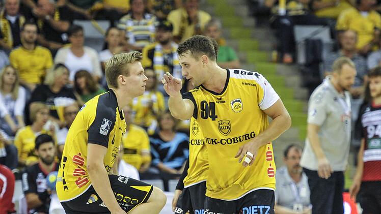 Hier geht es lang: HSC-Neuzugang Christoph Neuhold (rechts) gibt seinem Teamkollegen Felix Sproß Anweisungen.