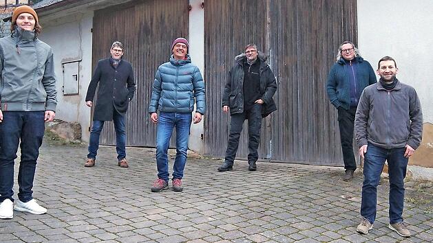 Sie wollen nicht nur die jahrhundertealte Tradition des Kommunbrauwesens in Burgkunstadt neu beleben, sondern mit der damit verbundenen Restaurierung des Anwesens im Polizeirangen auch die Altstadt weiter aufwerten: die sechs "Gründungsväter" der Burgkunstadter Kommunbrauerei "KOMM.1059" (von links) David Klein, Stephan Herold, Thomas Klein, Ulf Müller, Andreas Herold und Christian Pauler  Foto: mts