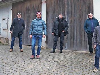 Sie wollen nicht nur die jahrhundertealte Tradition des Kommunbrauwesens in Burgkunstadt neu beleben, sondern mit der damit verbundenen Restaurierung des Anwesens im Polizeirangen auch die Altstadt weiter aufwerten: die sechs "Gründungsväter" der Burgkunstadter Kommunbrauerei "KOMM.1059" (von links) David Klein, Stephan Herold, Thomas Klein, Ulf Müller, Andreas Herold und Christian Pauler  Foto: mts