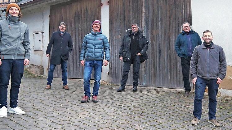 Sie wollen nicht nur die jahrhundertealte Tradition des Kommunbrauwesens in Burgkunstadt neu beleben, sondern mit der damit verbundenen Restaurierung des Anwesens im Polizeirangen auch die Altstadt weiter aufwerten: die sechs "Gründungsväter" der Burgkunstadter Kommunbrauerei "KOMM.1059" (von links) David Klein, Stephan Herold, Thomas Klein, Ulf Müller, Andreas Herold und Christian Pauler  Foto: mts