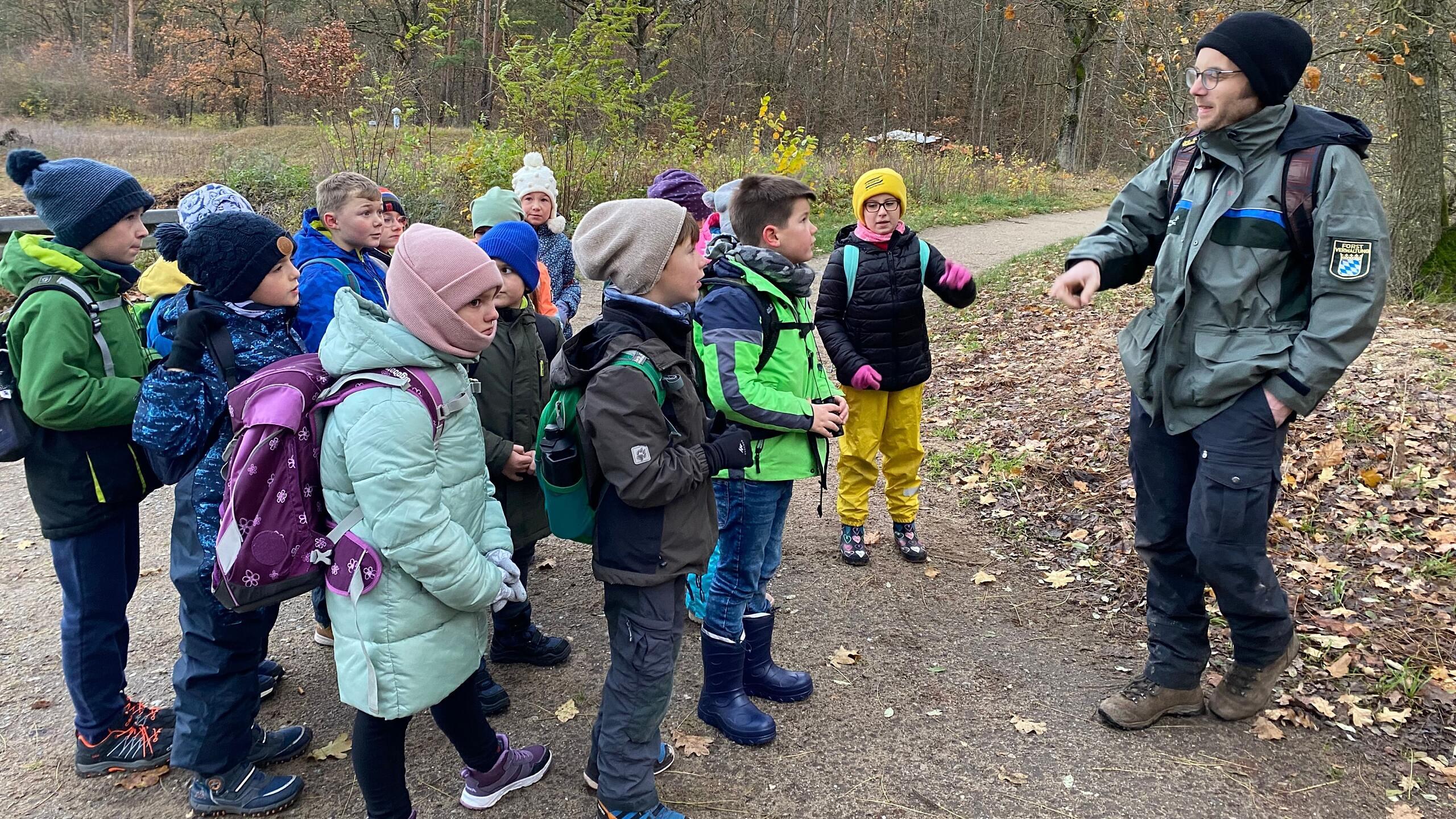 Albertshöfer Grundschüler gehen in den Wald