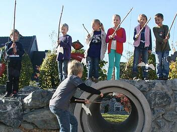 Die dritte Klasse spielte bei der Einweihung der Burgruine Nordeck die Geschichte von zehn kleinen Fledermäusen nach. Fotos: Sonja Adam