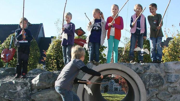 Die dritte Klasse spielte bei der Einweihung der Burgruine Nordeck die Geschichte von zehn kleinen Fledermäusen nach. Fotos: Sonja Adam