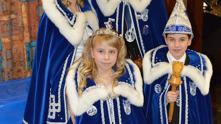 Das Erwachsenen-Prinzenpaar Lisa I. und Sebastian I. freut sich mit Nachwuchspaar Cinjal I. und Jonas I. auf den Umzug.