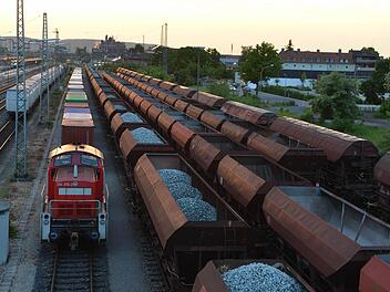 Bambergs Güterzugverkehr wird einer Prognose der Bahn zufolge bis 2025 kräftig steigen. Auch nach dem Bau eines Bahntunnels würden deshalb rund 100 Züge oberirdisch durch Bamberg rollen.  F otos: Ronald Rinklef