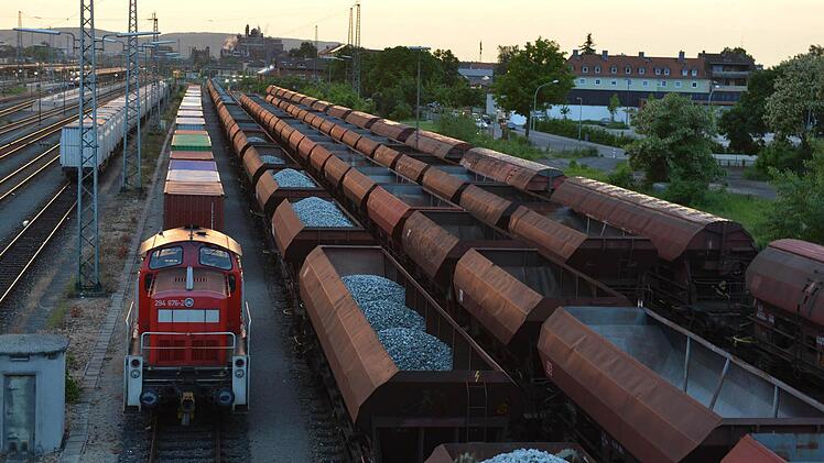 Bambergs Güterzugverkehr wird einer Prognose der Bahn zufolge bis 2025 kräftig steigen. Auch nach dem Bau eines Bahntunnels würden deshalb rund 100 Züge oberirdisch durch Bamberg rollen.  F otos: Ronald Rinklef