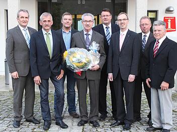 or dem Rathaus (von links): Zweiter Bürgermeister Konrad Rosenzweig (CSU), Erhard Endres (12 Jahre Ratsmitglied), Peter Wehrfritz (12), Mathias Pircher (12), Peter Dorscht (12), Peter Lang (19), Bürgermeister Helmut Taut (FWW) sowie der neue Träger des Ehrenringes in Silber, der bisherige Dritte Bürgermeister Hans Rupprecht. Foto: fra-press