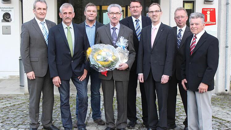 or dem Rathaus (von links): Zweiter Bürgermeister Konrad Rosenzweig (CSU), Erhard Endres (12 Jahre Ratsmitglied), Peter Wehrfritz (12), Mathias Pircher (12), Peter Dorscht (12), Peter Lang (19), Bürgermeister Helmut Taut (FWW) sowie der neue Träger des Ehrenringes in Silber, der bisherige Dritte Bürgermeister Hans Rupprecht. Foto: fra-press