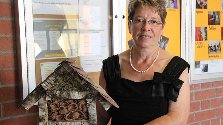 Ein Insektenhäuschen für ihren Garten bekam Erika Hänlein von einem ehemaligen Schüler zur Verabschiedung geschenkt. Foto: Sebastian Vogt