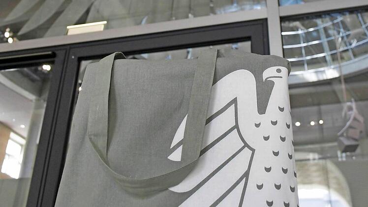 Ein heller Adler ziert die vornehm-graue Baumwolltasche.  Foto: VoK