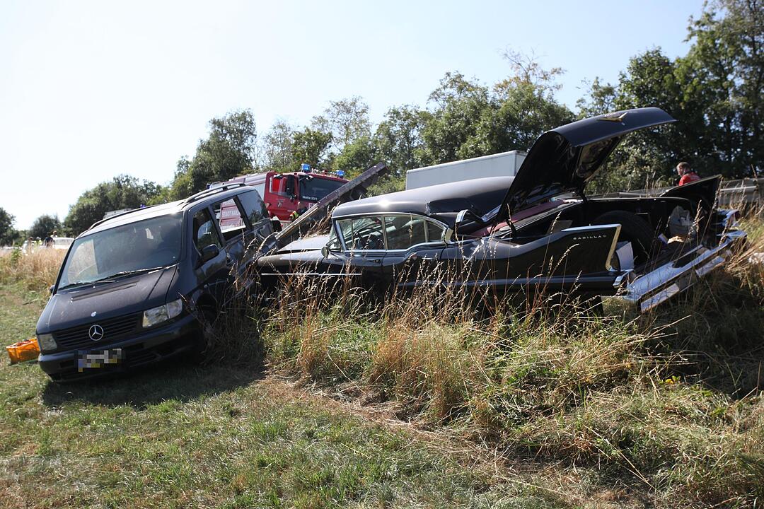 Mit Cadillac beladener Auto-Anhaenger kommt von der Fahrbahn ab