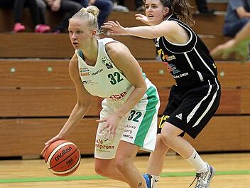 Obwohl fr&uuml;h mit vier Fouls belastet, war Ieva Jansone (l.) mit zw&ouml;lf Punkten zweitbeste Bamberger Werferin. Foto: sportpress