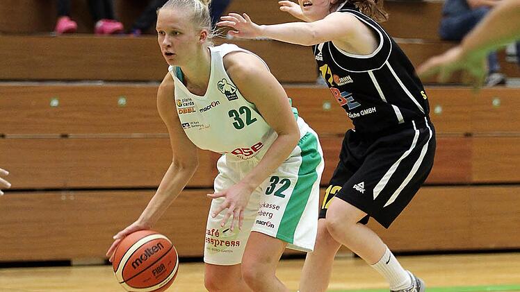 Obwohl fr&uuml;h mit vier Fouls belastet, war Ieva Jansone (l.) mit zw&ouml;lf Punkten zweitbeste Bamberger Werferin. Foto: sportpress