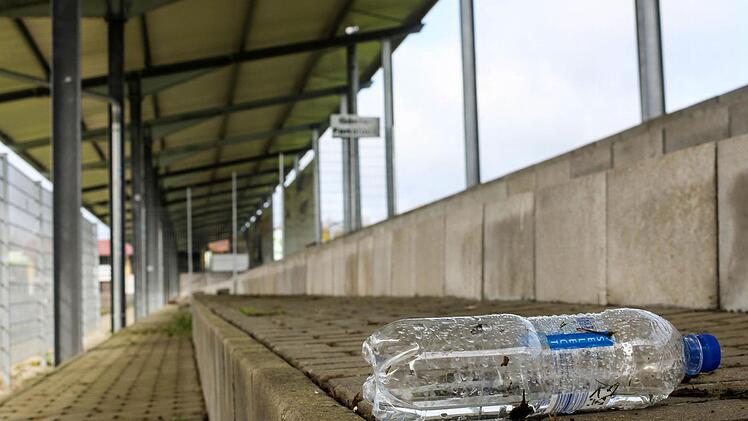 In anderen Stadien fliegen Kippenstummel, Bierdosen und anderer Kram auf den Tribünen herum, in Großbardorf findet sich nur diese eine verwaiste Wasserflasche. Die muss ein Gästefan im Block vergessen haben. Fotos: Martin Kreklau