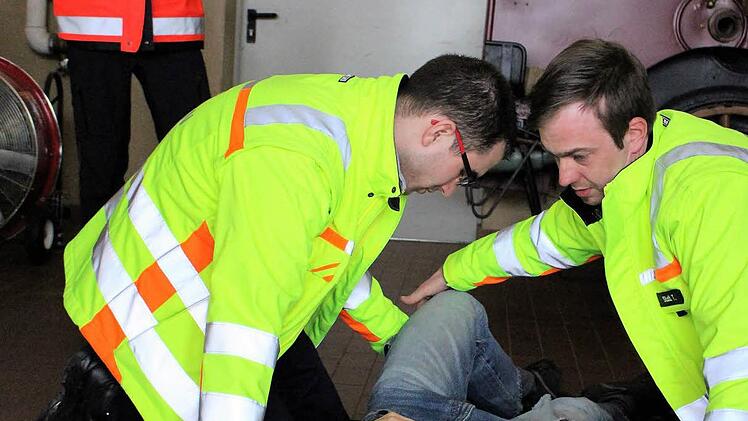 Zum Glück nur eine Übung: HvOs aus Motten üben den Ernstfall und Rettungssanitäter Tim Kohlhepp gibt Tipps und Hinweise, um alle auf den gleichen Stand zu bringen. Foto: Julia Raab