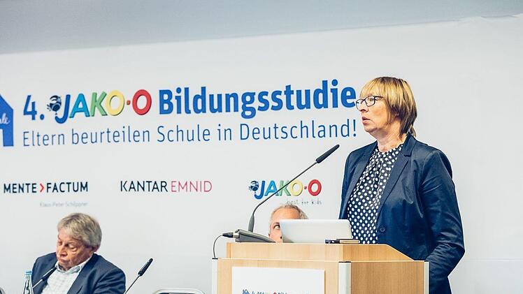 Bettina Peetz, Geschäftsführerin von Jako-o, präsentiert die Ergebnisse der 4. Jako-o-Bildungsstudie.Jako-o