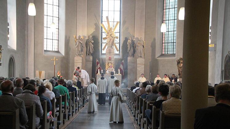 Karl Ebner  wurde am 24. Juni 1978 zum Priester geweiht. Anlässlich seines 40. Priesterjubiläums wurde ein Festgottesdienst in der Stadtpfarrkirche Bad Brückenau gefeiert. Foto: Ulrike Müller