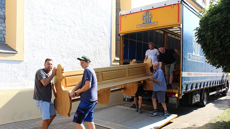 Mehrere Fahrten waren notwendig, um die Kirchenbänke wieder an ihren angestammten Platz zu bringen