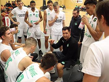 Mario Dugandzic (Mitte) ist seit Januar 2018 als Assistenz- oder Cheftrainer für die Baunacher tätig. Im Sommer gewann der 34-Jährige als Co-Trainer der U20-Nationalmannschaft Bronze bei der EM. Foto: sportpress