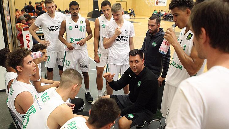 Mario Dugandzic (Mitte) ist seit Januar 2018 als Assistenz- oder Cheftrainer für die Baunacher tätig. Im Sommer gewann der 34-Jährige als Co-Trainer der U20-Nationalmannschaft Bronze bei der EM. Foto: sportpress