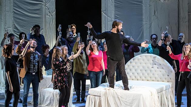 Probenszene aus der Coburger Neuinszenierung der "Fledermaus" am Landestheater.Foto: Jochen Berger