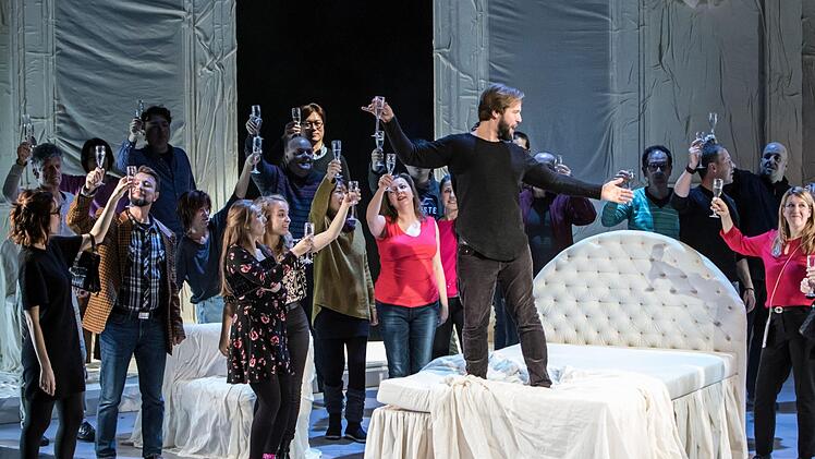 Probenszene aus der Coburger Neuinszenierung der "Fledermaus" am Landestheater.Foto: Jochen Berger
