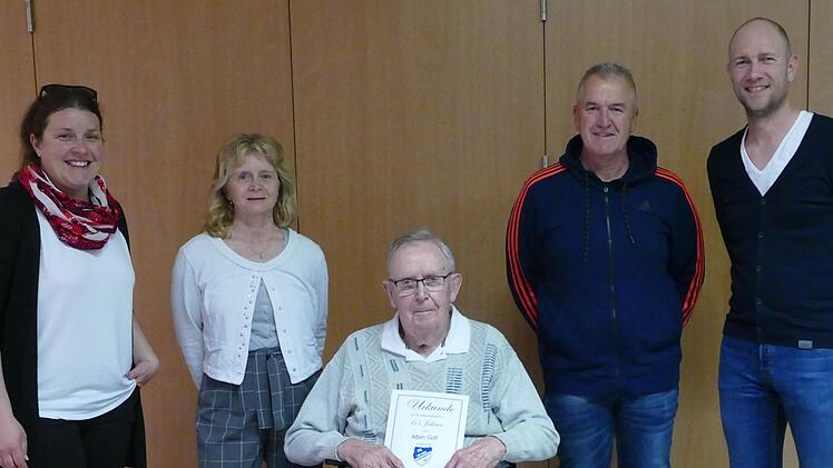 2. Vorsitzende Claudia Wehner (von links) gratuliert Renate Schmitt (25 Jahre), Albin Goll (65 Jahre) und Detlef Werner (25 Jahre), deren Ehrung sich durch Corona verzögerte.