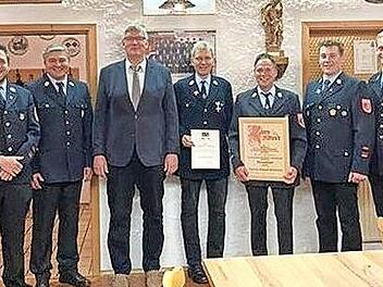 Ehrungen bei der Feuerwehr Rothwind/Fassoldshof von links: 1. Kommandant Pascal Friedrich, Kreisbrandinspektor Friedrich Weinlein, Dritter B&uuml;rgermeister Dieter P&ouml;hlmann, Reiner Stenglein, Stefan Friedrich, 2. Kommandant Tobias Kraus, 1. Vorstand K...