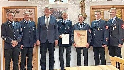 Ehrungen bei der Feuerwehr Rothwind/Fassoldshof von links: 1. Kommandant Pascal Friedrich, Kreisbrandinspektor Friedrich Weinlein, Dritter B&uuml;rgermeister Dieter P&ouml;hlmann, Reiner Stenglein, Stefan Friedrich, 2. Kommandant Tobias Kraus, 1. Vorstand K...