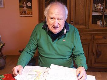 Henry Toedt beim Lesen der eingegangenen Briefe: Alle erhaltenen Briefe sammelt und sortiert das Ehepaar in Ordnern.