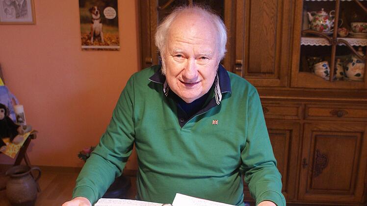 Henry Toedt beim Lesen der eingegangenen Briefe: Alle erhaltenen Briefe sammelt und sortiert das Ehepaar in Ordnern.