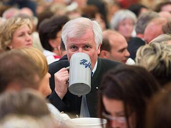 Der bayerische Ministerpräsident und CSU-Parteivorsitzende Horst Seehofer trinkt am 02.09.2013 in Abensberg (Bayern) beim politischen Gillamoos-Frühschoppen eine Maß Bier. Das Gillamoos ist eines der größten und ältesten Volksfeste Niederbayerns und bietet traditionell einen politische Schlagabtausch der Parteien. Foto: Peter Kneffel